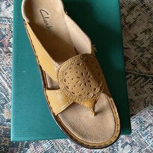 Clark’s sandals Women’s size 10 mustard color